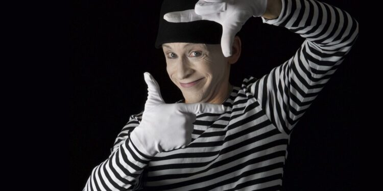 آیین رونمایی از پوستر دومین جشنواره بین‌المللی پانتومیم زنجان برگزار شد