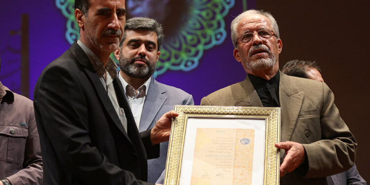 اعطای نشان درجه یک هنری به سید جلالالدین محمدیان 1 اعطای نشان درجه یک هنری به سید جلالالدین محمدیان