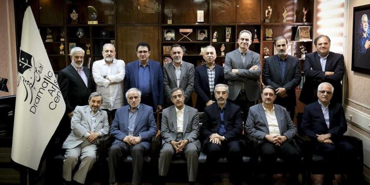 نشست هم‌اندیشی حمید نیلی با مدیران‌ سابق هنرهای نمایشی‌ برگزار شد