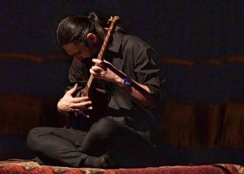 تنبورنوازان جامی در تالار وحدت می‌نوازند