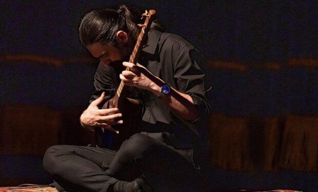 تنبورنوازان جامی در تالار وحدت می‌نوازند