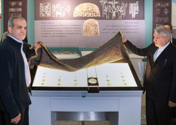رونمایی از الواح هخامنشی بازگردانده شده به کشور در موزه ملی ایران توسط رئیس جمهور