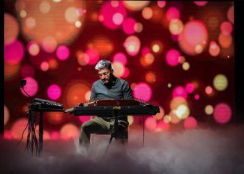 کنسرتی که با تکنیک «لوپ استیشن» اجرا می‌شود