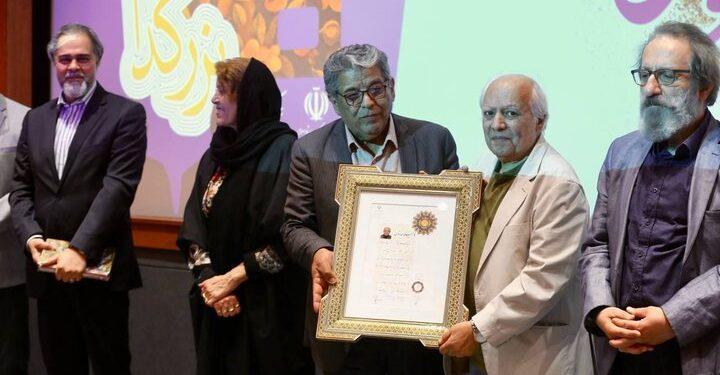 گواهینامه درجه یک هنری به سیروس الوند اهدا شد 1 گواهینامه درجه یک هنری به سیروس الوند اهدا شد