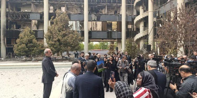 بازدید سفیران کشورها از ساختمان شیشه‌ای