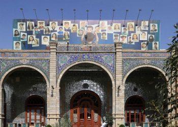 تصویر کودکان شهید جنگ تحمیلی ۱۲ روزه بر دیوارنگاره «اندیشه»