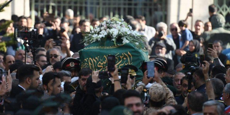 مراسم تشییع پیکر استاد فرشچیان برگزار شد 1 مراسم تشییع پیکر استاد فرشچیان برگزار شد